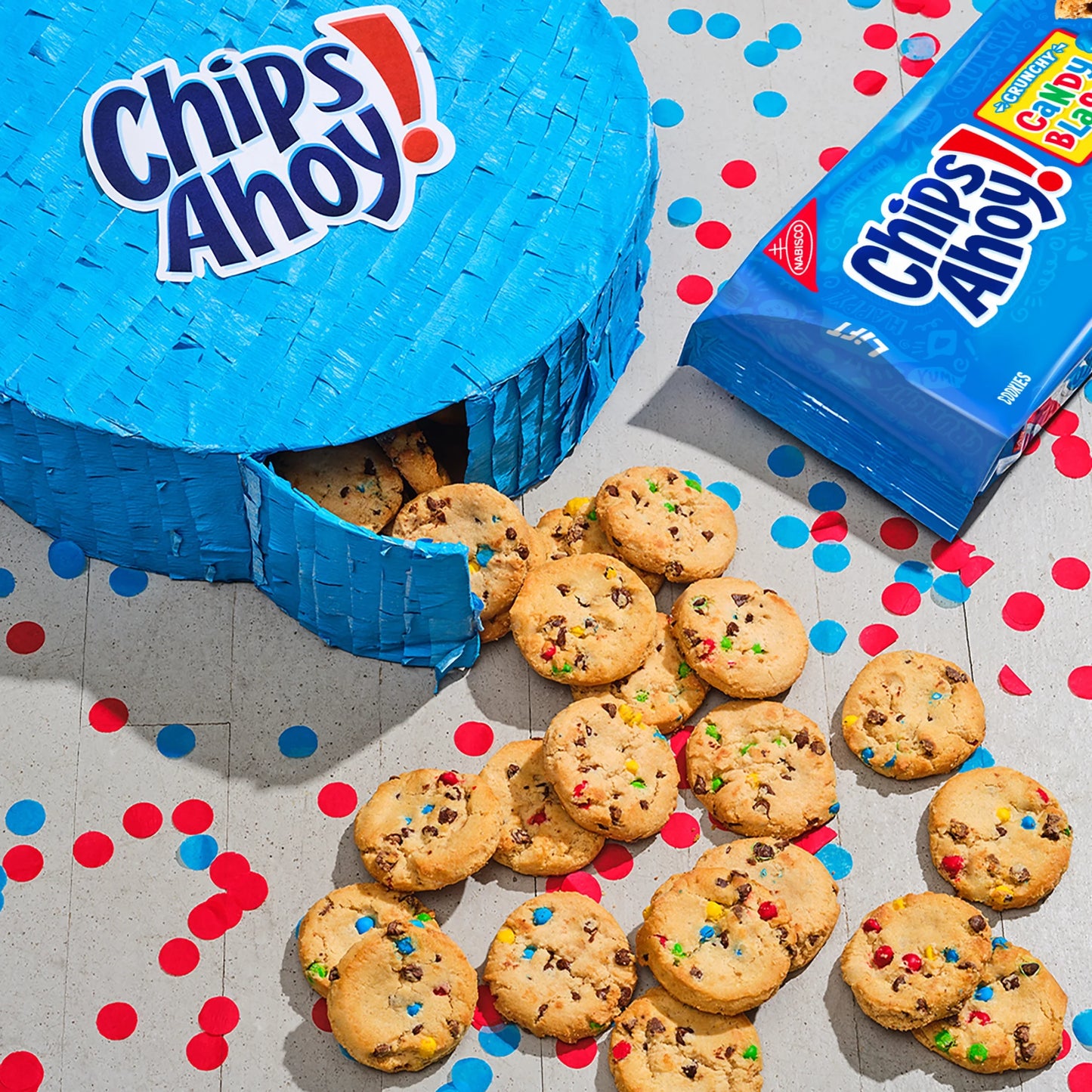 CHIPS AHOY! Galletas Crujientes con Chispas de Chocolate Candy Blasts Fudgy, 12.4 oz